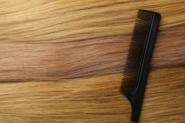 Arka planda saç fırçası olan kadın saçı.