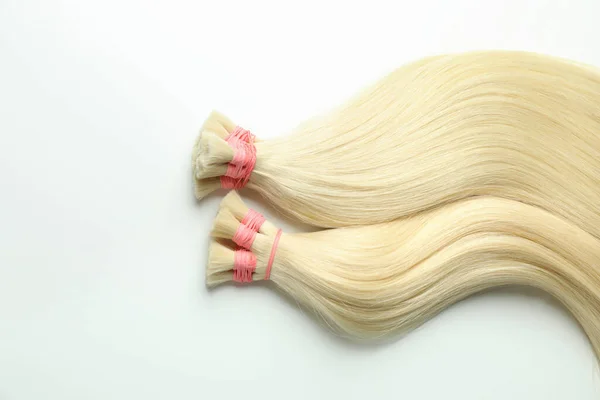 Sznury Blond Włosów Białym Tle — Zdjęcie stockowe