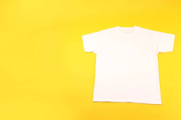 Camiseta Blanca Con Espacio Para Imprimir Sobre Fondo Amarillo —  Fotos de Stock