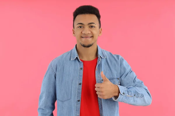 Hombre Joven Con Camisa Vaquera Sobre Fondo Rosa —  Fotos de Stock