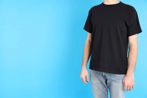 Man Wit Zwart Shirt Blauwe Achtergrond — Stockfoto