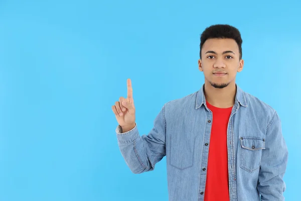 Jovem Camisa Jeans Fundo Azul — Fotografia de Stock