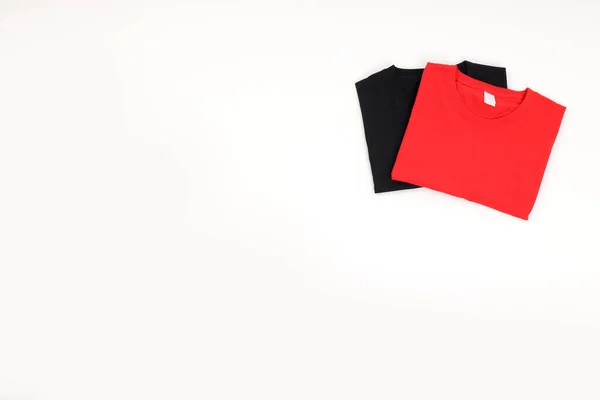 Camisetas Pretas Vermelhas Dobradas Isoladas Sobre Fundo Branco — Fotografia de Stock