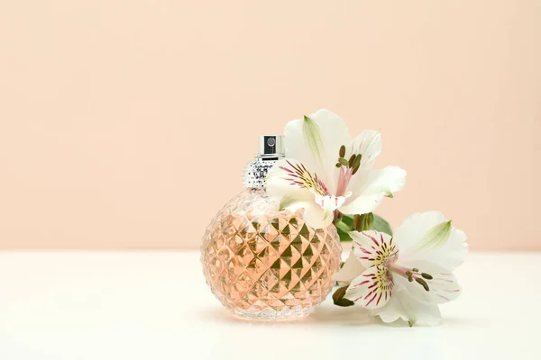 Samenstelling Met Fles Vrouwelijke Parfum Close — Stockfoto