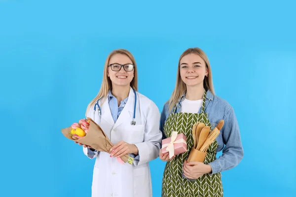 Doutor Dona Casa Com Presentes Fundo Azul — Fotografia de Stock