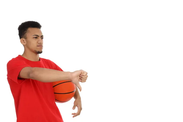 Jovem Insatisfeito Com Bola Basquete Isolada Fundo Branco — Fotografia de Stock