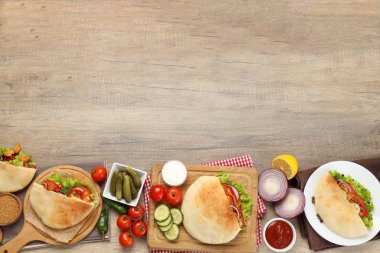 Tahta arka planda tavuklu pide pişirme kavramı
