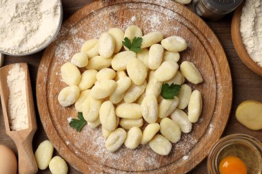 Çiğ patates gnocchi ile yemek pişirme kavramı.