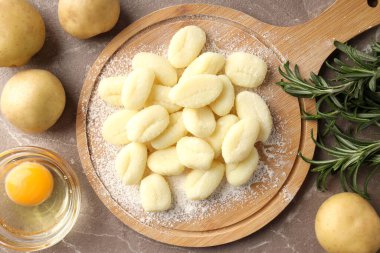 Çiğ patates gnocchi ile yemek pişirme kavramı.