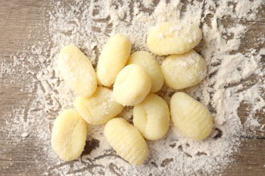Çiğ patates gnocchi ve un, yakın çekim.