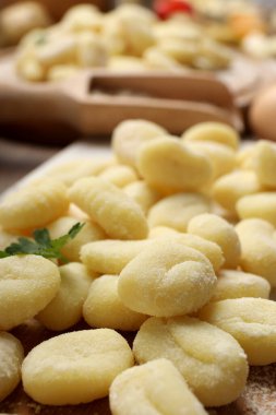 Çiğ patates gnocchi ile pişirme kavramı, yakın plan.