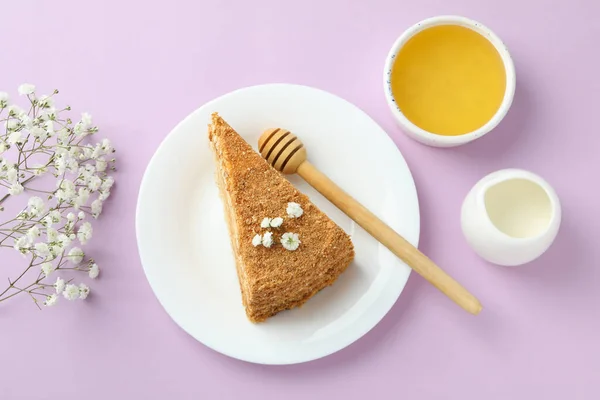 Concept Dessert Savoureux Avec Gâteau Miel Sur Fond Violet — Photo