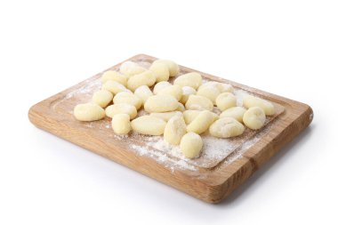 Beyaz arkaplanda çiğ patates gnocchi bulunan tahta