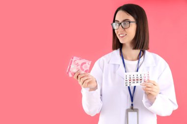 Pembe arka planda pedleri ve periyot takvimi olan stajyer doktor