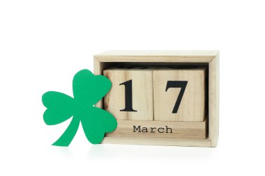 Yonca yaprağı ve ahşap takvim beyaz arkaplanda izole