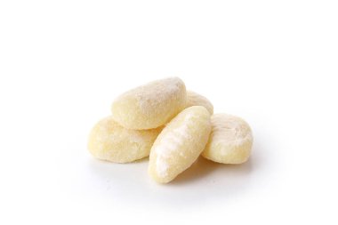 Beyaz arka planda soyutlanmış çiğ patates gnocchi.
