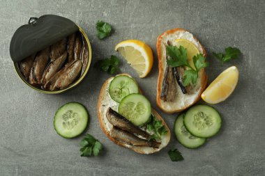 Gri desenli arka planda lahanalı sandviçli lezzetli atıştırmalık kavramı