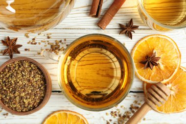 Sıcak içecek kavramı ve karabuğday çayı, üst manzara.