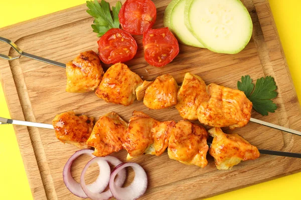 Conceito Comida Saborosa Com Shashlik Frango Fundo Amarelo — Fotografia de Stock