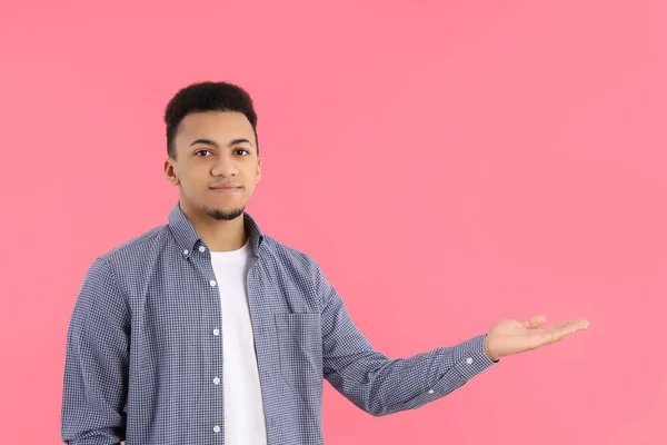 Hombre Joven Camisa Sobre Fondo Rosa —  Fotos de Stock
