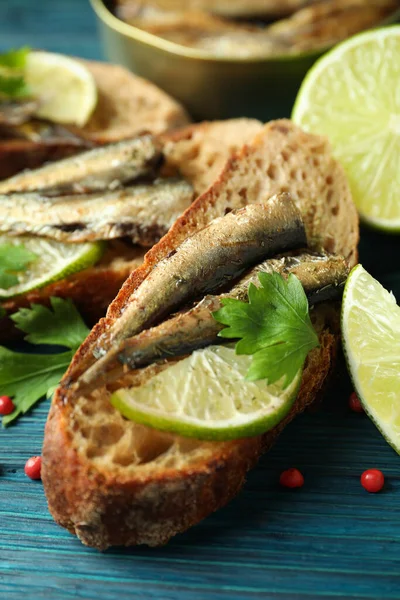 Concepto Sabroso Snack Con Sándwiches Con Espadines Sobre Fondo Madera —  Fotos de Stock