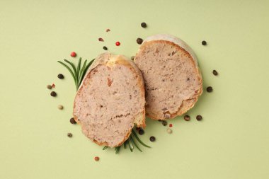 Yeşil arka planda ezmeli baget dilimleri