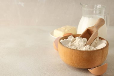 Açık dokulu masada pasta veya kek pişirmek için gerekli malzemeler