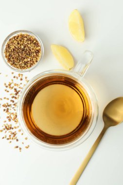 Sıcak içecek kavramı ve karabuğday çayı, üst manzara.