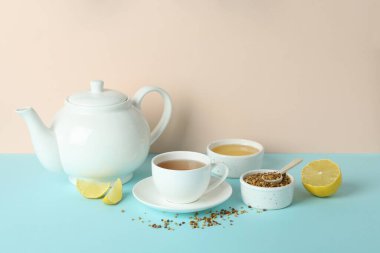 Mavi masada karabuğday çayı ile sıcak içecek kavramı