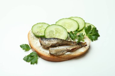 Beyaz arkaplanlı lezzetli bir sandviç.