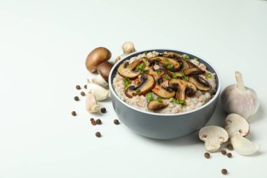 Beyaz arka planda mantarlı risotto ile lezzetli yemek kavramı