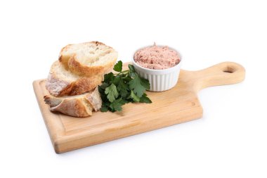 Beyaz arka planda izole edilmiş baget dilimleri, ezme ve maydanozlu tahta