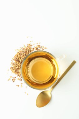 Beyaz arka planda karabuğday çayı ile sıcak içecek kavramı