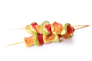 Beyaz arka planda izole edilmiş leziz tavuk şiş kebap.