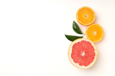 Beyaz arkaplanda citrus meyveleri, metin için boşluk