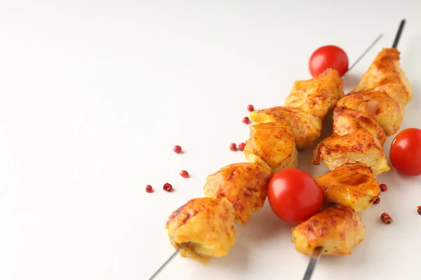 Concept Nourriture Savoureuse Avec Poulet Shashlik Sur Fond Blanc — Photo