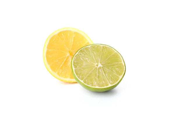 Połówki Cytryny Limonki Wyizolowane Białym Tle — Zdjęcie stockowe