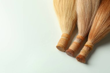 Beyaz arkaplanda saç telleri, kapat