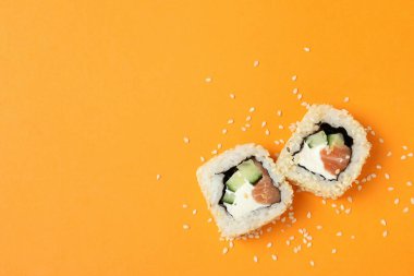 Turuncu arka planda Philadelphia susam ruloları, metin için boşluk