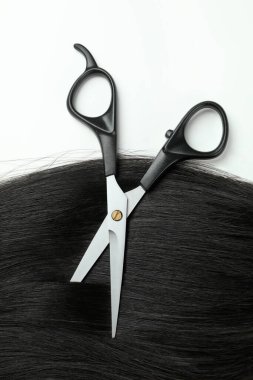 Beyaz arka planda makaslı kadın saçı