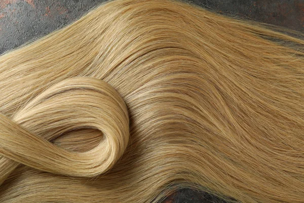 Ανοιχτά Γυναικεία Μαλλιά Σκούρο Φόντο Κοντά — Φωτογραφία Αρχείου