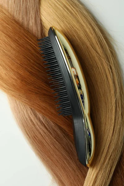 Weibliche Haare Mit Haarbürste Auf Weißem Hintergrund — Stockfoto
