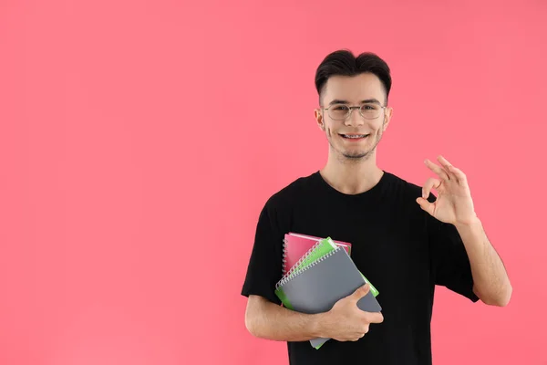 Чоловічий Студент Блокнотами Рожевому Фоні — стокове фото