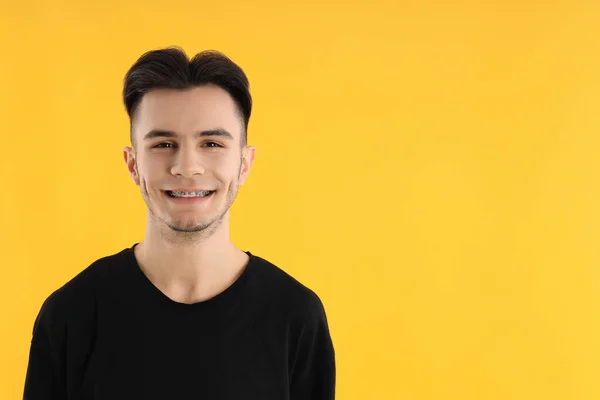 Atraktivní Mladý Muž Tričku Žlutém Pozadí — Stock fotografie