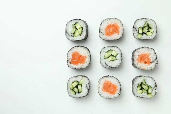 白を基調とした巻き寿司がおいしい料理のコンセプト — ストック写真