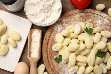 Çiğ patates gnocchi ile yemek pişirme kavramı.