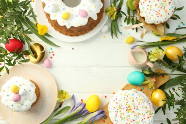 Beyaz ahşap masada Paskalya yemeği kavramı