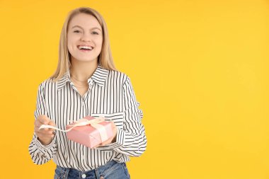 Genç bir kadınla Uluslararası Kadın Günü kavramı