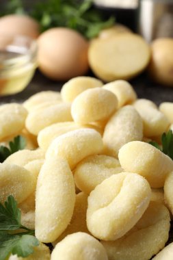 Çiğ patates gnocchi ile pişirme kavramı, yakın plan.
