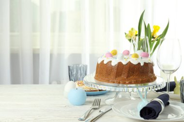 Beyaz ahşap masada Paskalya yemeği kavramı